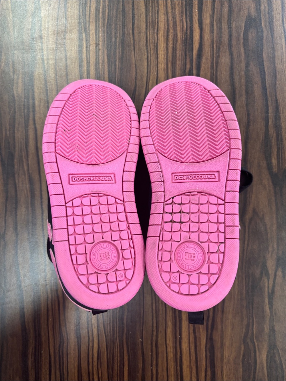 DC - Girls Court Graffik Lowtop Shoes, 5.5 US big kid, color black/pink. - Picture 4 of 5
